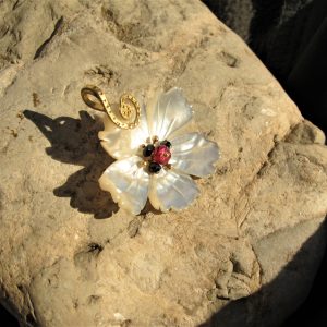 Goud en parelmoer hanger ”FIORE”- om het comfortabel te kunnen dragen- goud en parelmoer hanger- collana fiore- bloemen ketting