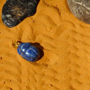 Pendente lapis e oro ”KEVER” – amulet hanger- lapis lazuli hanger- Pendente egizio- Egyptische hanger – amulet wedergeboorte