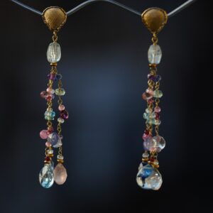 Des boucles d'oreilles en or ”TUTTIFRUTTI” Boucles d'oreilles quartz et or '' GEOMETRIE '' Quartz rutile cabouchon ct- 5 – Boucles d'oreilles précieuses et dorées – Boucles d'oreilles en cascade Préziosi Bunch-Bunch