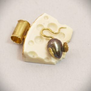 Pendente in oro e avorio ”LADRUNCOLO” – Pearl and gold pendant- carved mammoth ivory and gold pendant