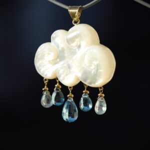 Gold and mother of pearl pendant ”NUVOLA MANGA”- gioiello Japan inspired – Mother of pearl pendant and precious stones