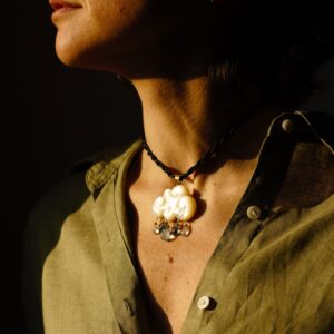 Gold and mother of pearl pendant ”NUVOLA MANGA”- gioiello Japan inspired – Mother of pearl pendant and precious stones